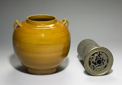 图片[2]-Jar with loop handles and linear pattern in yellow glaze (incl. metal inner liner), Qing dynasty, Kangxi reign (1662-1722)-China Archive